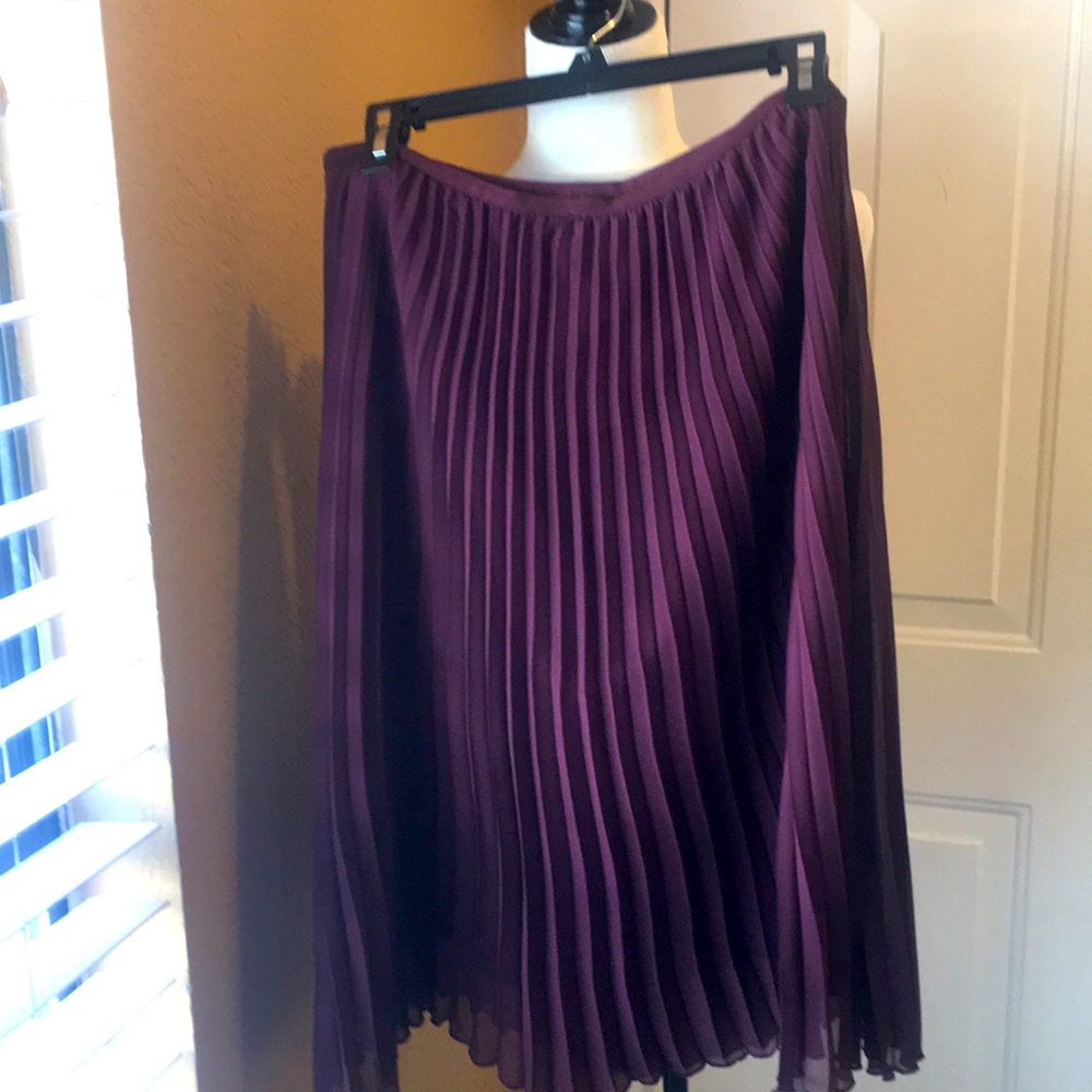 Covington burgundy pleated midi skirt size small
